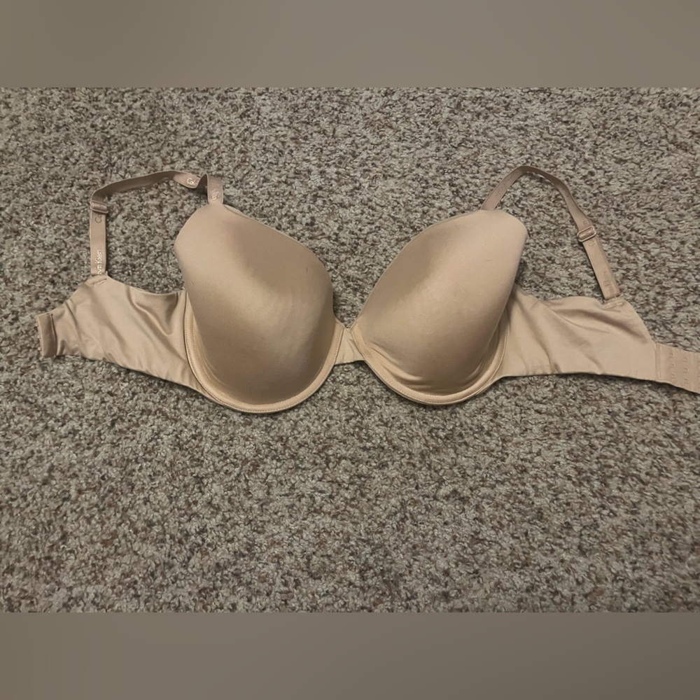 Nude Calvin Klein clasp back bra with underwire. Size 32-36DDD